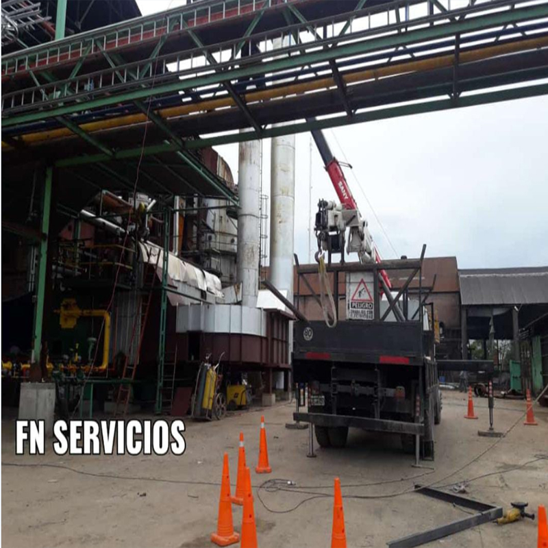 Vista lateral de hidrogrúa trabajando en exterior