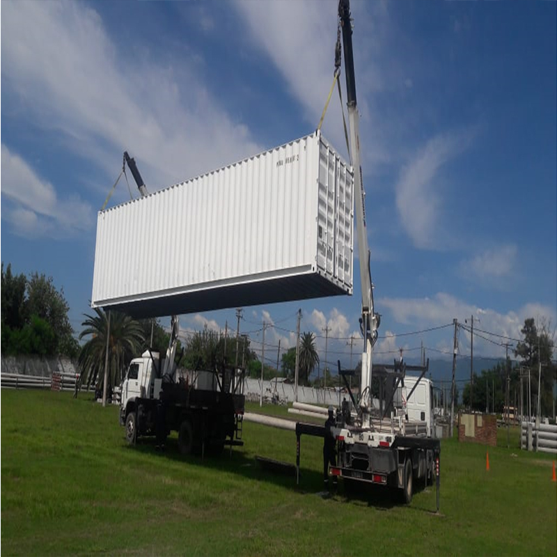 Equipo de elevación operando sobre camión