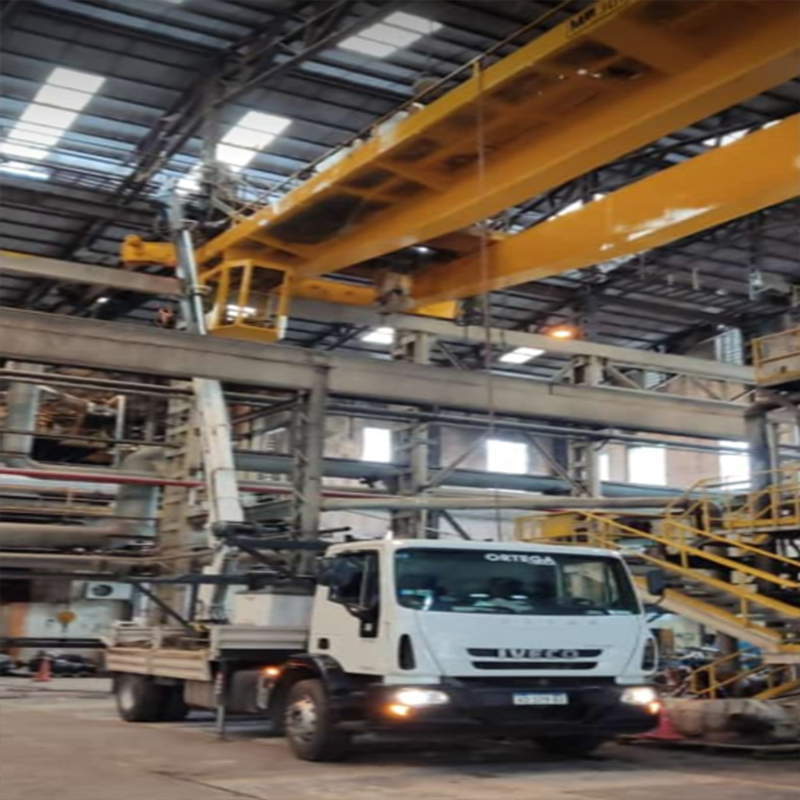 Camión con hidrogrúa en maniobra de elevación